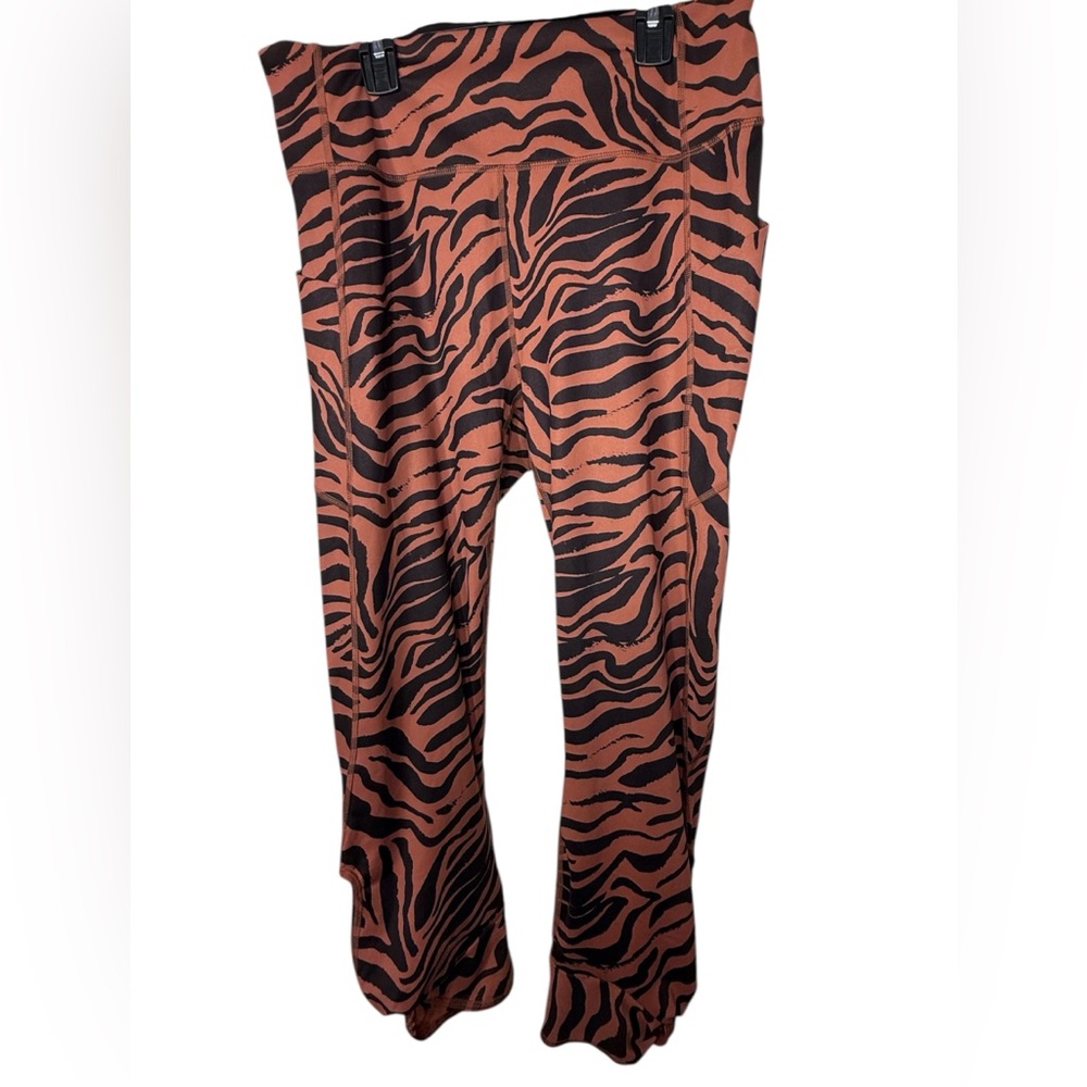 Fabletics Pureluxe Oasis High Waisted 7/8 Tight Leggings Zebra Pockets